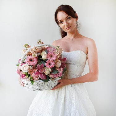 Корзина в розовых тонах из маттиол, орхидей и гербер