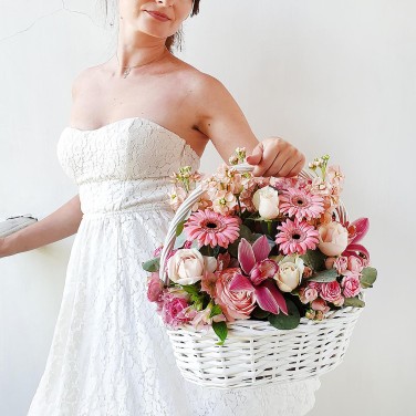 Корзина в розовых тонах из маттиол, орхидей и гербер