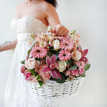 Корзина в розовых тонах из маттиол, орхидей и гербер