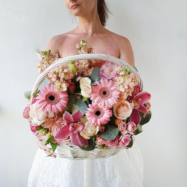 Корзина в розовых тонах из маттиол, орхидей и гербер