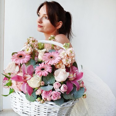 Корзина в розовых тонах из маттиол, орхидей и гербер