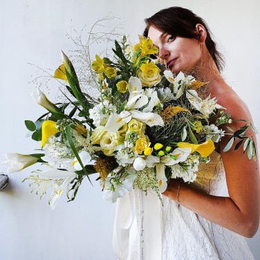 Букет - Огонь в облаках - с ирисами, альстромерий и астильбой