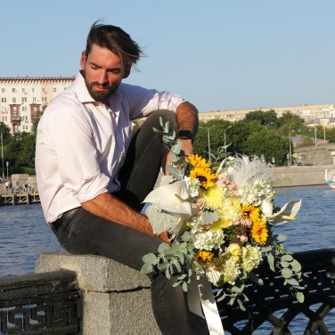 Большой букет - Мадагаскар - с антуриумом, подсолнухом и маттиолой