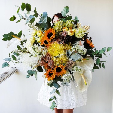 Большой букет - Мадагаскар - с антуриумом, подсолнухом и маттиолой
