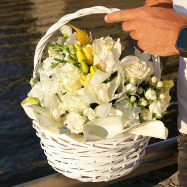 Корзина - Знак Солнца - с орхидеей, целозией и фрезией