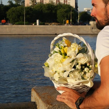 Корзина - Знак Солнца - с орхидеей, целозией и фрезией