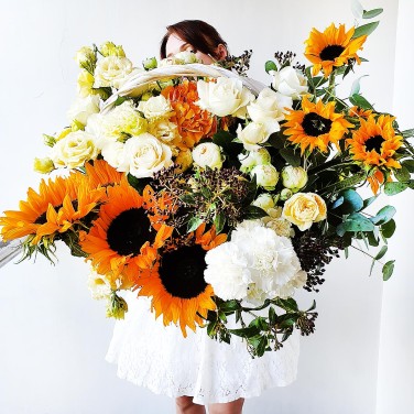 Корзина - Сафари - из роз, подсолнухов и гортензии