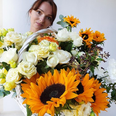Корзина - Сафари - из роз, подсолнухов и гортензии