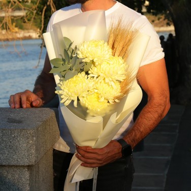 Букет - Львиный Шарм - из хризантемы, пшеницы и эвкалипта