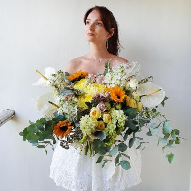 Большой букет - Мадагаскар - с антуриумом, подсолнухом и маттиолой