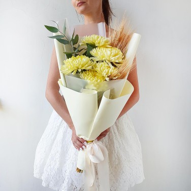 Букет - Львиный Шарм - из хризантемы, пшеницы и эвкалипта