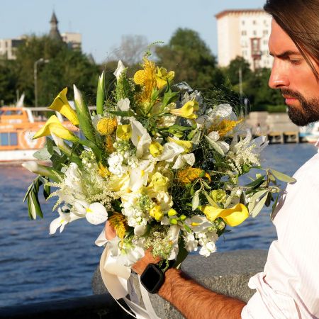 Букет - Огонь в облаках - с ирисами, альстромерий и астильбой