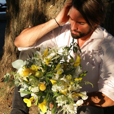 Букет - Огонь в облаках - с ирисами, альстромерий и астильбой