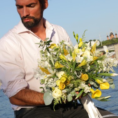 Букет - Огонь в облаках - с ирисами, альстромерий и астильбой