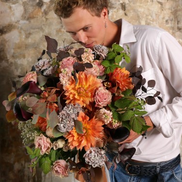 Букет для Девы из георгин, астры и роз Хороший Вкус