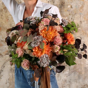 Букет для Девы из георгин, астры и роз Хороший Вкус