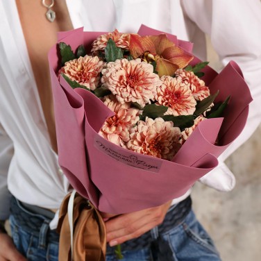 Букет для Девы из хризантем и орхидеи Очаровательное доверие