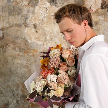 Букет для Девы из орхидей, гвоздик, роз и эустомы Целое в деталях