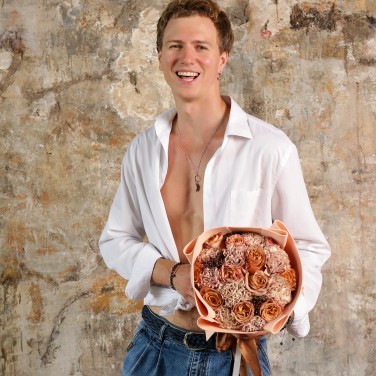 Букет для Девы из кофейных роз и гвоздик Тёплая Проницательность