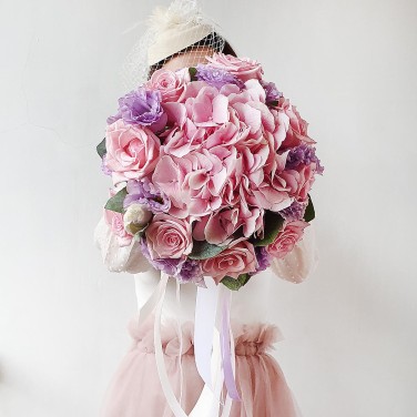 Круглый свадебный букет из гортензии, роз и эустомы