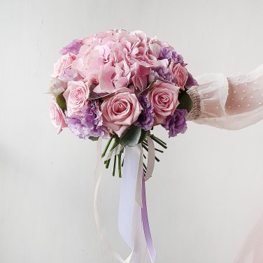 Круглый свадебный букет из гортензии, роз и эустомы