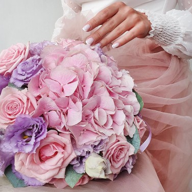 Круглый свадебный букет из гортензии, роз и эустомы