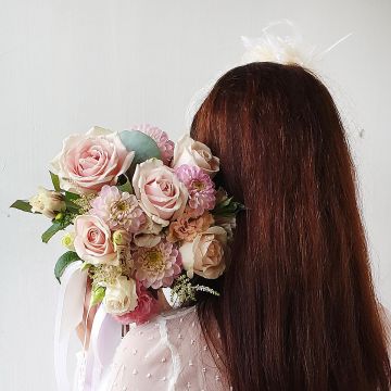 Нежный букет невесты из георгин, роз и астильбы