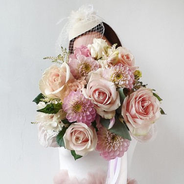 Нежный букет невесты из георгин, роз и астильбы