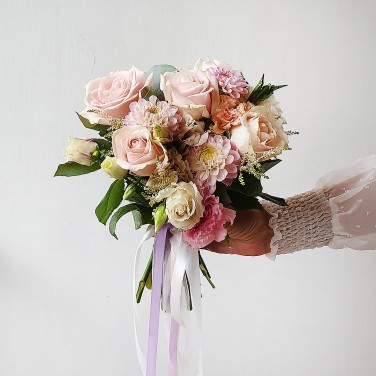 Нежный букет невесты из георгин, роз и астильбы