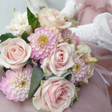 Нежный букет невесты из георгин, роз и астильбы