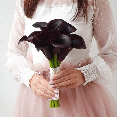 Свадебный букет из темных калл