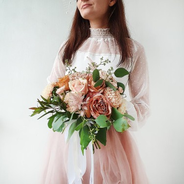 Свадебный букет из роз, астр и лунной гвоздики Утренний Кофе