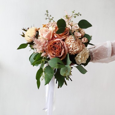 Свадебный букет из роз, астр и лунной гвоздики Утренний Кофе