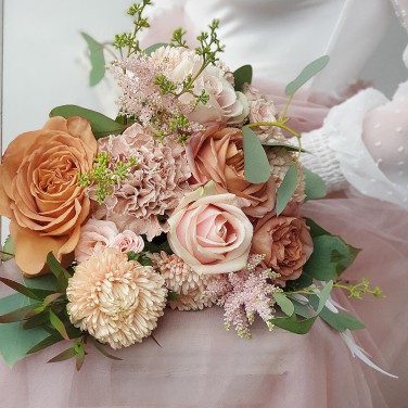 Свадебный букет из роз, астр и лунной гвоздики Утренний Кофе