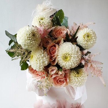 Букет невесты из георгин, роз, астильбы Кофе с корицей