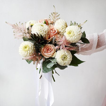 Букет невесты из георгин, роз, астильбы Кофе с корицей