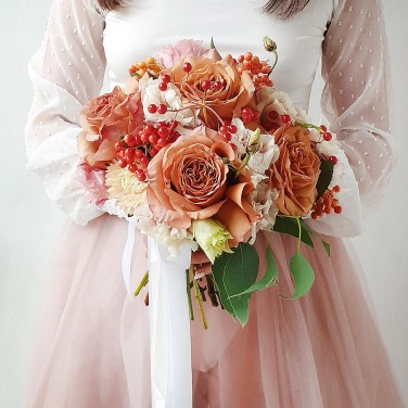 Букет невесты из роз, эустомы и ягод
