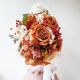Букет невесты из роз, эустомы и ягод