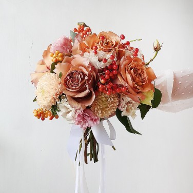 Букет невесты из роз, эустомы и ягод
