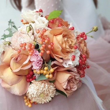 Букет невесты из роз, эустомы и ягод