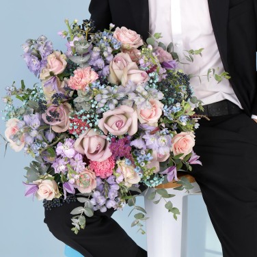 Большой букет из роз и гипсофилы Ах, как кружится голова! Весы