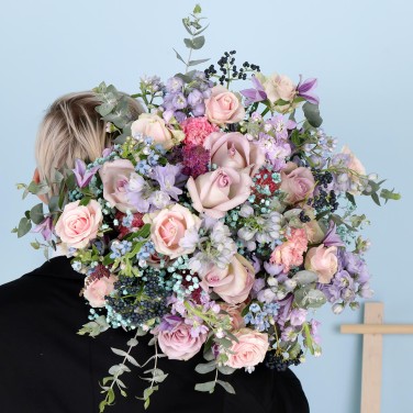 Большой букет из роз и гипсофилы Ах, как кружится голова! Весы