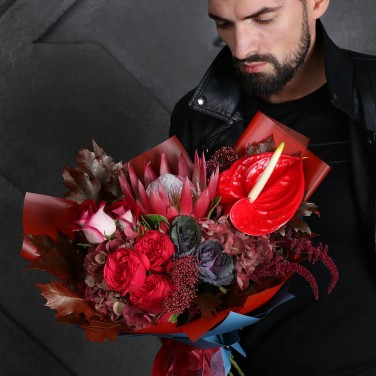 Букет из протеи, антуриума и роз Царь Скорпионов