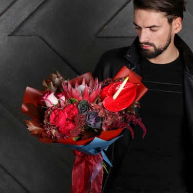 Букет из протеи, антуриума и роз Царь Скорпионов