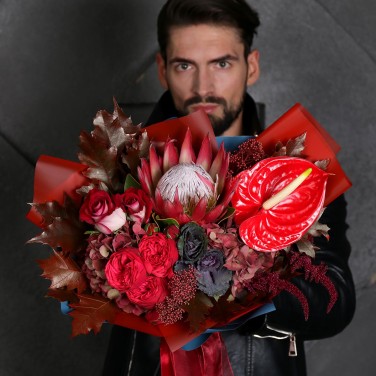 Букет из протеи, антуриума и роз Царь Скорпионов