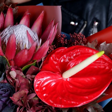 Букет из протеи, антуриума и роз Царь Скорпионов