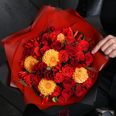 Букет из георгин, роз и перца своя Игра. Скорпион