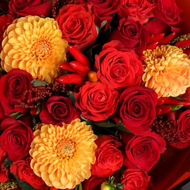 Букет из георгин, роз и перца своя Игра. Скорпион