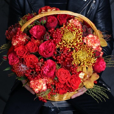 Корзина из пионоводиных роз, орхидей и ягод Этюд в багровых тонах Скорпион
