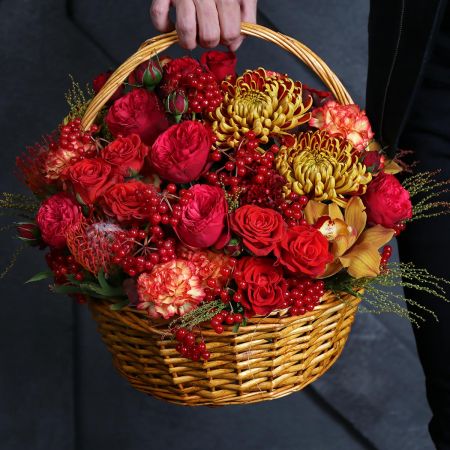 Корзина из пионоводиных роз, орхидей и ягод Этюд в багровых тонах Скорпион